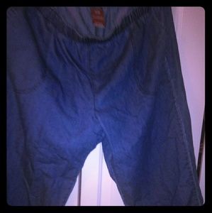 Stretch capri pants.